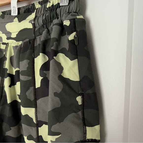 Lululemon Hotty Hot Short 4" size 4 - Picture 9 of 10